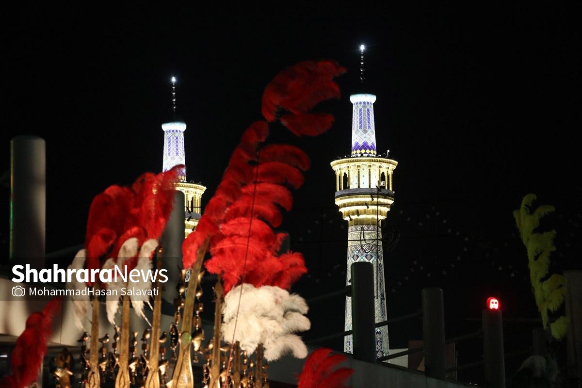 زائران و مجاوران امام رضا(ع) با حضور در خیابان‌های اطراف حرم مطهر رضوی به عزاداری پرداختند.