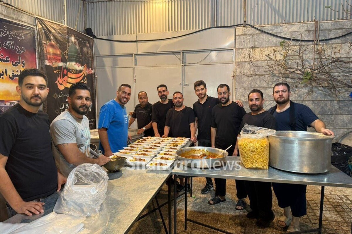 دهه آخر صفر بار دیگر فرصت خدمت و دلدادگی عاشقان علی‌‌بن‌موسی‌الرضا(ع) شد تا از اقصی نقاط کشور خودشان را به پایتخت معنوی ایران برسانند و گوشه‌ای از سفره پر خیر و برکت عزاداری مولا و ولی‌نعمتشان را بگیرند.