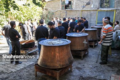 گزارش تصویری | توزیع شله نذری همزمان با شهادت امام حسن عسکری(ع) در مشهد