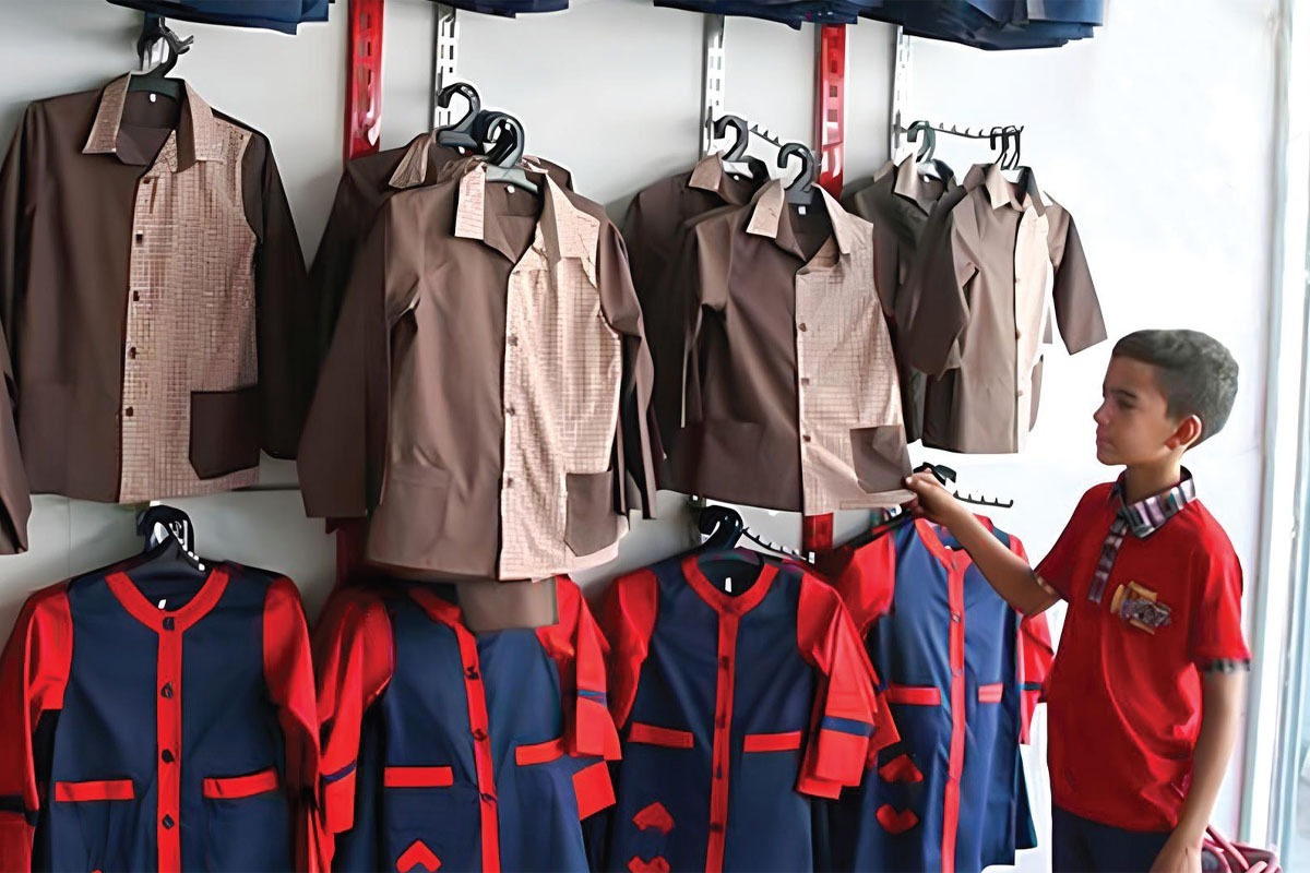 اولیا و مربیان در آستانه فصل بازگشایی مدارس از دغدغه مشترکشان برای لباس فرم و اجبار برای خرید می‌گویند.