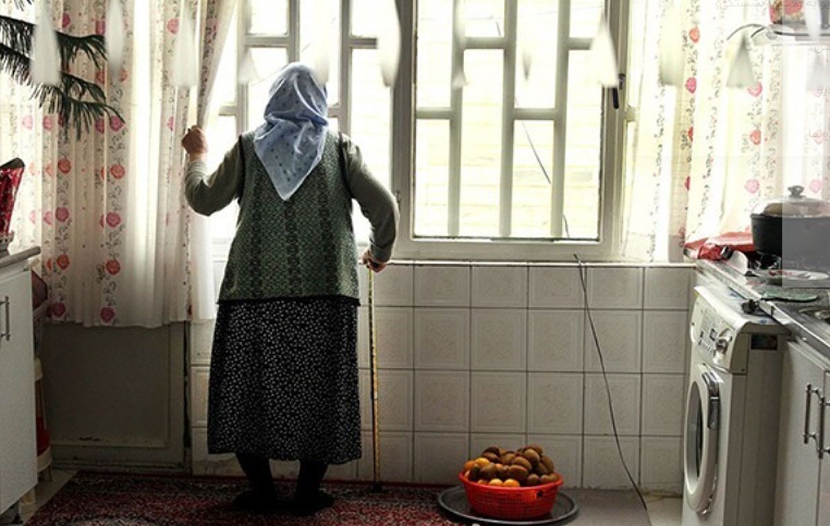 پیری یک واقعیت اجتناب‌ناپذیر زندگی است و با خود تغییراتی در توانایی‌های جسمی، روحی و اجتماعی به همراه می‌آورد. بسیاری از سالمندان تمایل دارند در خانه خود بمانند و تا حد امکان مستقل زندگی کنند. برای تحقق این خواسته، خانواده‌ها باید محیطی ایمن، راحت و پر از حمایت عاطفی برای آنان فراهم کنند.