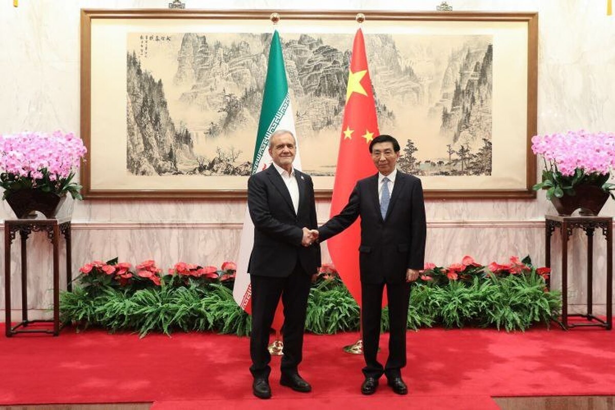 مسعود پزشکیان رئیس جمهور، ظهر امروز سه‌شنبه و در سومین روز از سفر خود به چین، با وانگ هونینگ عضو کمیته دائمی دفتر سیاسی کنگره ملی خلق چین، در پکن دیدار و گفت و گو کرد.