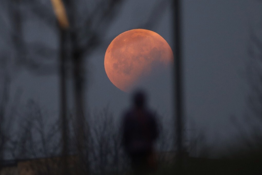 همه چیز درباره ماهگرفتگی ۱۶ شهریور ۱۴۰۴ + زمان و شیوه رصد فردی درحال تماشای ماهگرفتگی