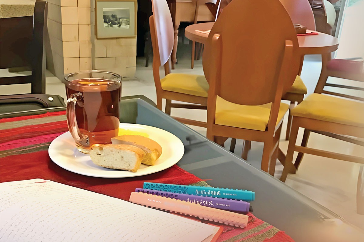 فهرست کافه های کتاب مشهد با تعداد مشخصی روی سایت ها هست. تقریبا همگی در مناطق برخوردار و بالای شهر تجمع پیدا کرده اند؛ انگار در مناطق پایین تر نه کسی کتاب می خواند و  نه  کافه می رود.