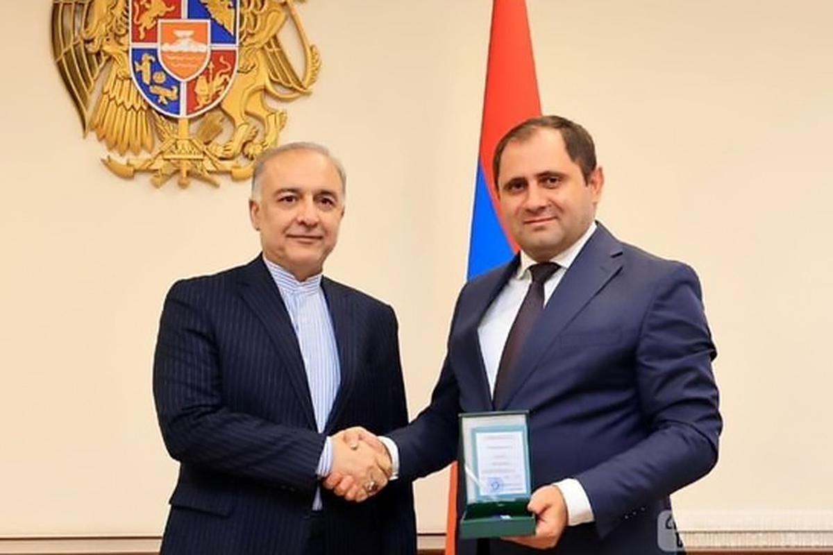 وزارت دفاع ارمنستان عالی‌ترین مدال افتخار خود را به سفیر ایران اهدا کرد