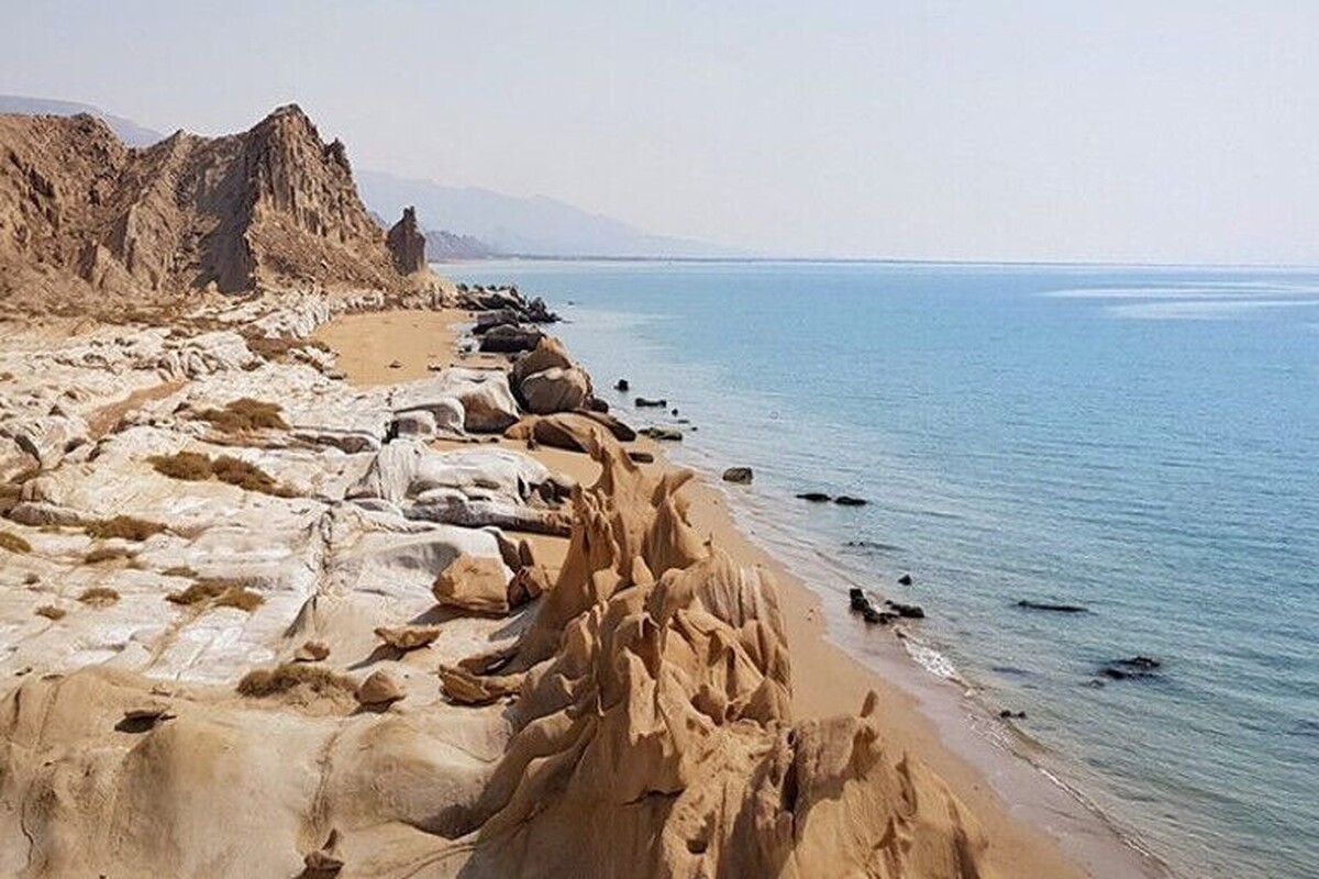 ویدئویی از ساحل مکسر، نگین گِل‌افشان قشم در آغوش خلیج‌فارس را مشاهده می‌کنید.