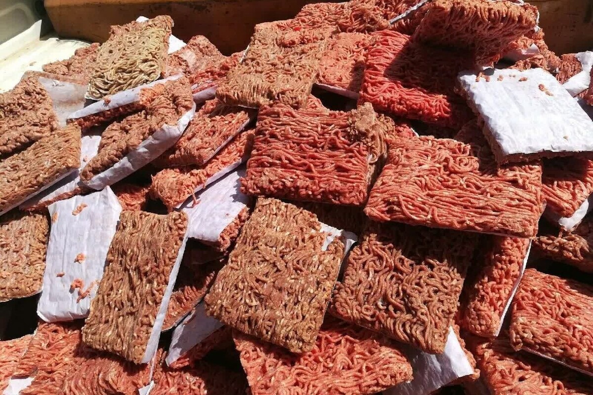 چندی پیش در پی گزارشات جمعی از اهالی منطقه دستغیب، ۴۶۰ کیلوگرم گوشت چرخ‌کرده فاسد توسط پلیس از یک انبار متروکه کشف و به دام‌پزشکی مشهد تحویل شد و پس از آن، در جریان بازجویی‌های پلیس مشخص شد که گوشت‌های چرخ‌کرده فاسد، اساساً گوشت الاغ هستند!