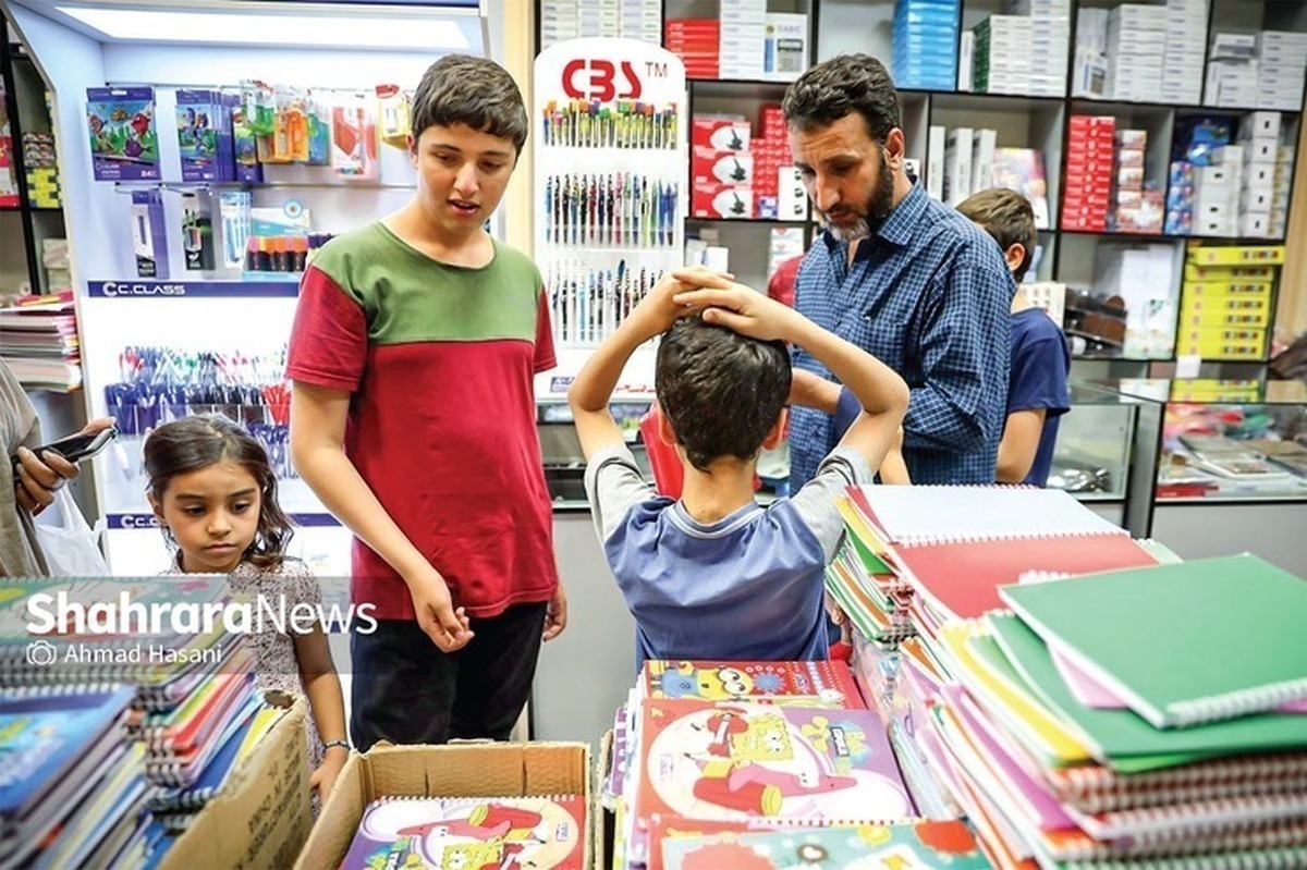 با نزدیک‌شدن به آغاز سال تحصیلی، بازار لوازم‌التحریر به‌جای شور و نشاط همیشگی، رنگی از نگرانی گرفته است. افزایش ۶۷ درصدی قیمت‌ها، از مداد و دفتر تا کوله‌پشتی و فرم مدارس، بار مالی تازه‌ای بر دوش خانواده‌ها گذاشته و خرید اقلام ضروری تحصیل را برای بسیاری دشوار کرده است.