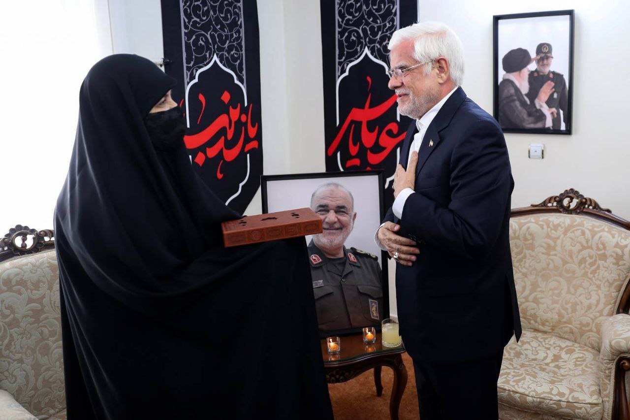 دیدار عارف با تعدادی از خانواده فرماندهان شهید و دانشمندان شهید در جنگ تحمیلی ۱۲ روزه دیدار عارف با تعدادی از خانواده فرماندهان شهید و دانشمندان شهید در جنگ تحمیلی ۱۲ روزه