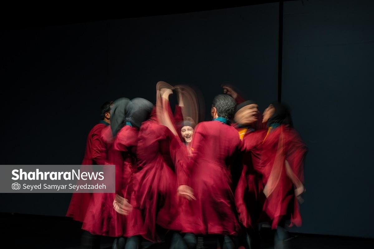 تماشاخانه‌ کربن این روزها میزبان اجرایی است که تماشاگر را با زخم‌ها و احساسات پنهان درونی‌اش روبه‌رو می‌کند.