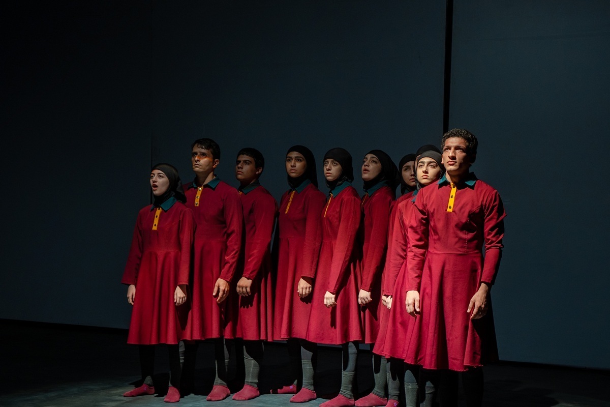 نمایش برچسب که این روزها در تماشاخانه‌ کربن روی صحنه می‌رود، تماشاگران را به تجربه‌ای عمیق و روبه‌رو شدن با احساسات سرکوب‌شده‌شان دعوت می‌کند.