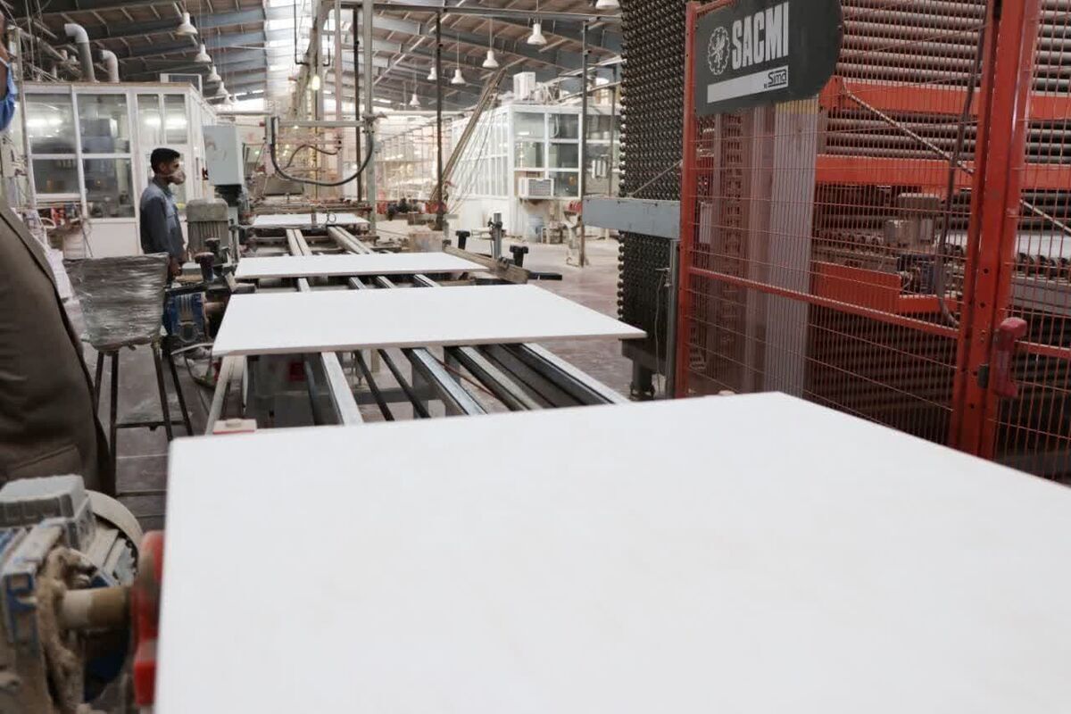 ناترازی انرژی و قطعی‌های مکرر برق نه تنها بر چرخ تولید صنایع بزرگ را کند کرده بلکه امسال به صنایع میانه‌ای، چون کاشی و سرامیک نیز ضربه جبران ناپذیر کاهش ۴۰ درصدی تولید و ۱۵ درصدی صادرات وارد کرده است.