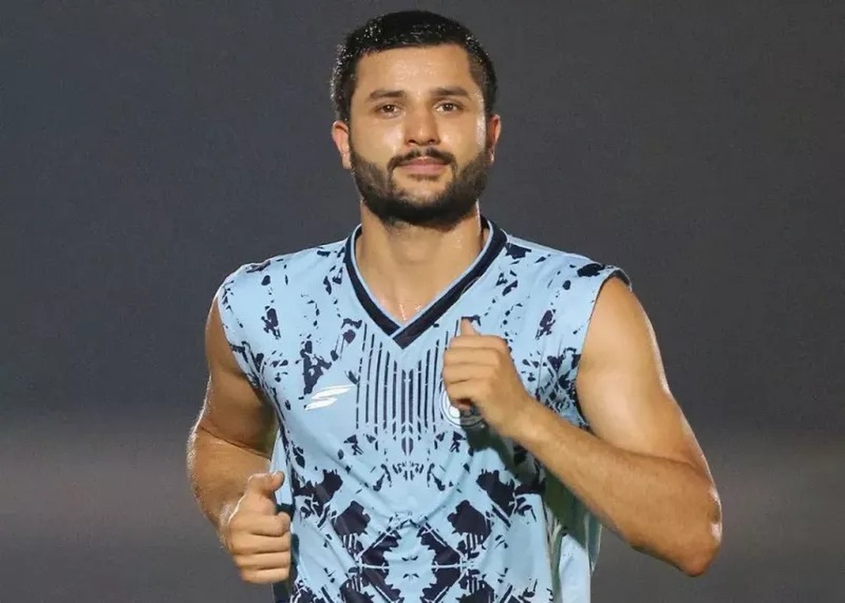 عارف غلامی که هواداران استقلال اعتقاد داشتند نباید به این تیم بازگردد به تازگی در جریان تمرینات این تیم در اردوی کیش دچار مصدومیت شده. است. غلامی تا کنون یک دقیقه هم برای استقلال بازی نکرده است.