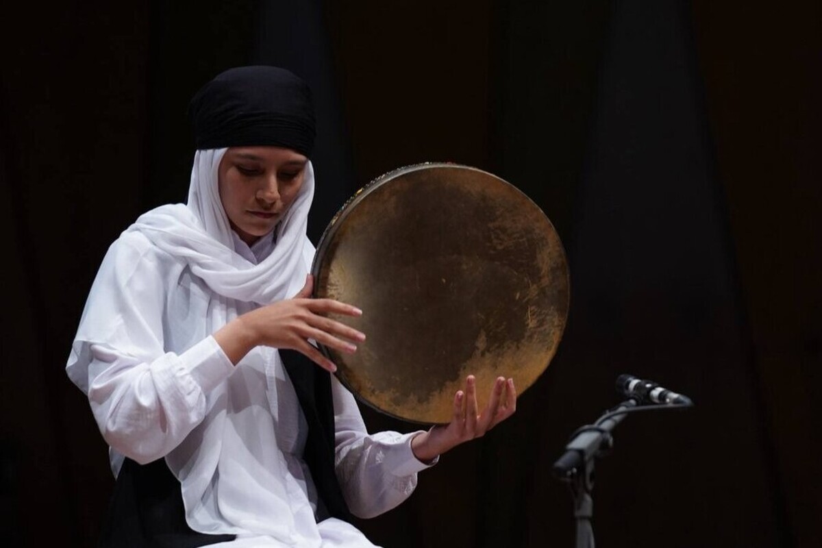 نوازندگان دوتار، دایره، دهل و آواز شرق و جنوب خراسان در روز سوم جشنواره موسیقی جوان اجرای خود را ارائه کردند.