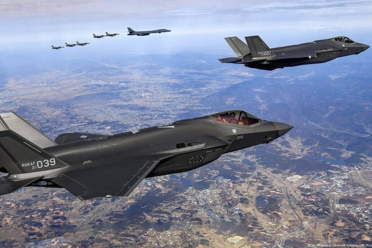 فرمانده نیروی هوایی ارتش از آمادگی خلبانان برای پاک کردن آسمان ایران از هر پرنده متجاوز خبر داد. این اعلام همزمان با روایت مستقیم خلبانان از یک درگیری هوایی شدید است که در آن جنگنده‌های دشمن با شکستن قفل رادارهایشان مجبور به فرار شدند.