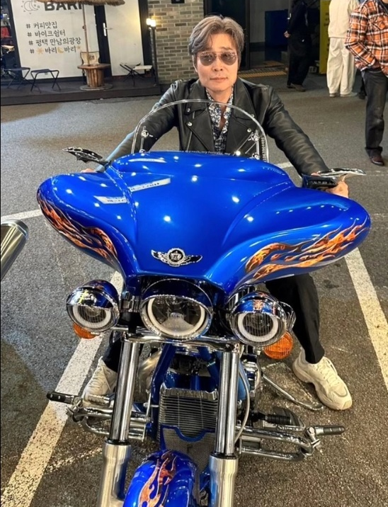 وزیر اعظمِ سریال جومونگ با موتورسیکلت + عکس