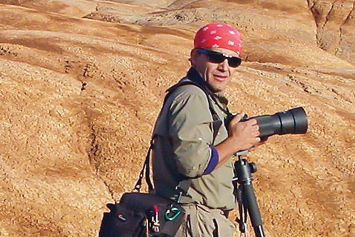 غلامعباس جعفری را باید در مه صبحگاهی کوه‌های بینالود جست، در صدای خنده‌ای که میان دره‌ها می‌پیچید، در کفش‌های خاک‌گرفته‌ای که همیشه گوشه خانه آماده بودند برای یک رفتن تازه. عباس از همان سال‌های نوجوانی فهمید که نمی‌تواند فقط تماشاگر زندگی باشد.