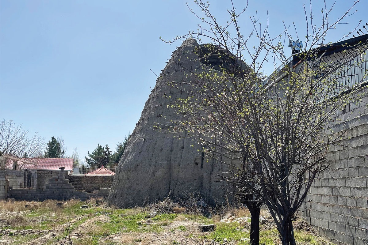 پیش از یک قرن پیش، در نبود وسایل سرمایشی، یخ تنها علاج مردم در تفِ گرما بود؛ دُری کمیاب که در صدفِ سینه یخدان‌ها نگهداری‌اش می‌کردند.