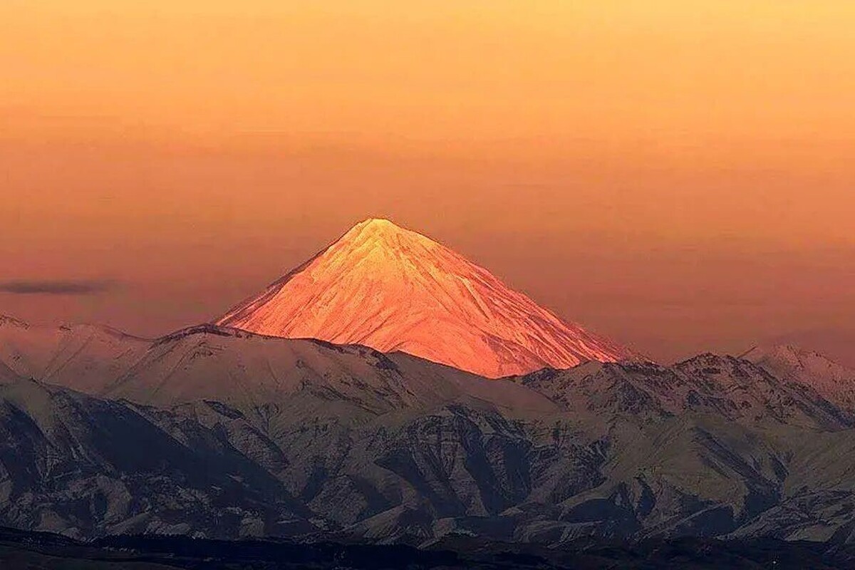 ویدئویی از لحظه طلوع خورشید بر فراز قله دماوند از نمای قله توچال را مشاهده می‌کنید.