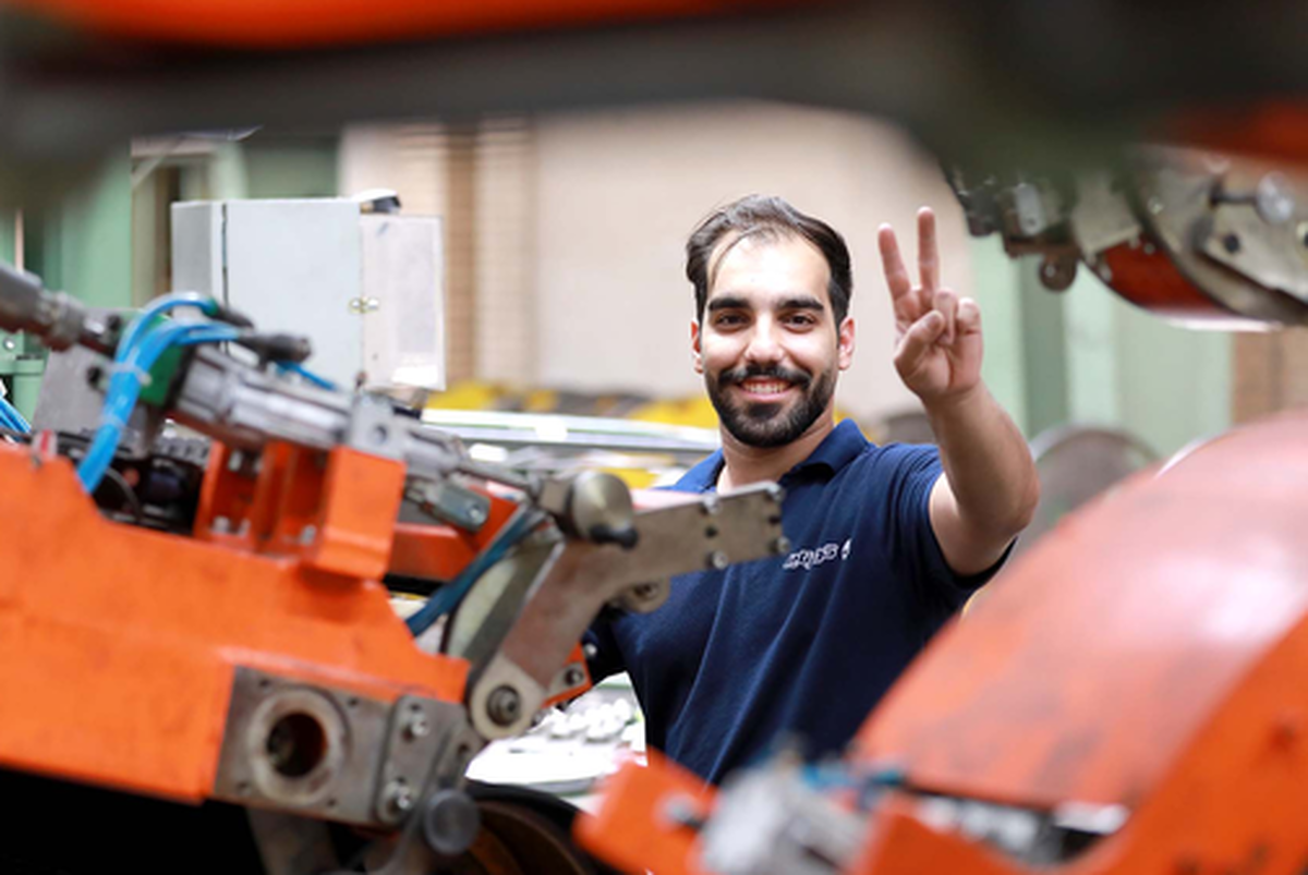 در بازار کار ایران، برخی مشاغل آزاد با وجود نیاز نداشتن به مدارک دانشگاهی بالا، درآمدی قابل توجه دارند. این مشاغل، عموماً فنی و خدماتی بوده و مهارت و تجربه در آنها، عامل اصلی موفقیت و کسب درآمد بالا است.