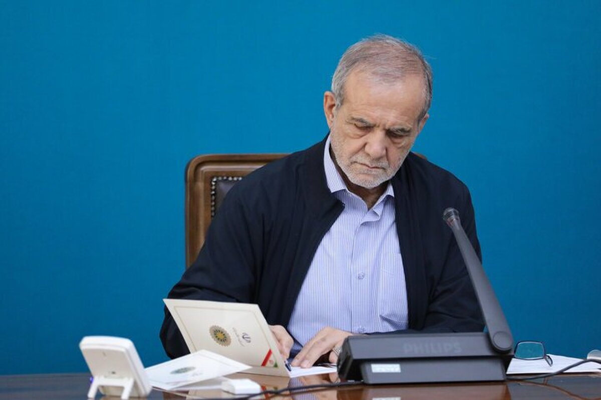 رئیس جمهور در شبکه ایکس نوشت: توصیه‌ها و دستورالعمل مقام معظم رهبری در جلسه امروز با دولت نصب‌العین مسئولان اجرایی کشور است.