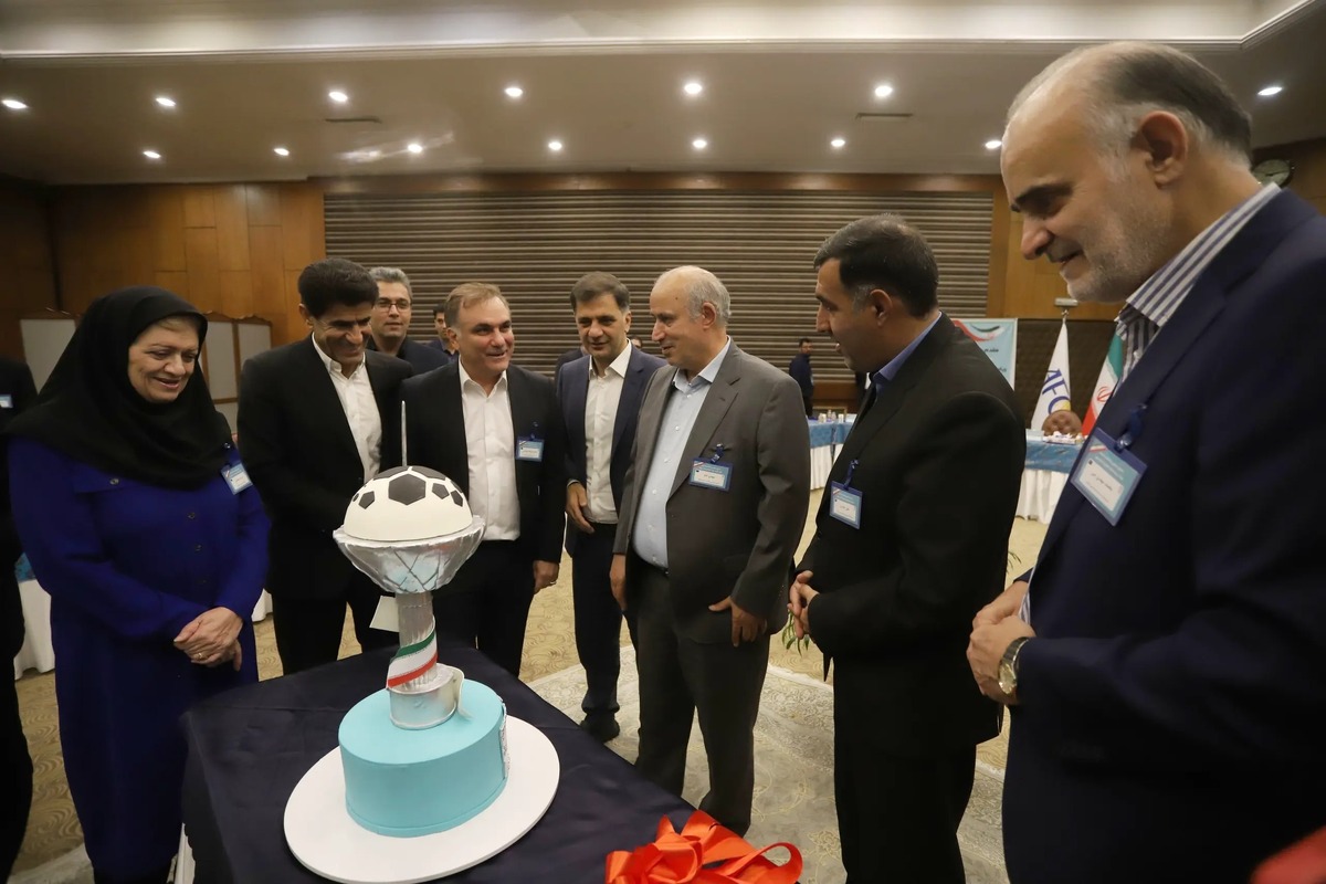 مهدی تاج، رئیس فدراسیون فوتبال، در اقدامی عجیب و بحث‌برانگیز سرمربی تیم نوجوانان ایران را بدون اطلاع میرشاد ماجدی، رئیس کمیته جوانان، برگزیده است!