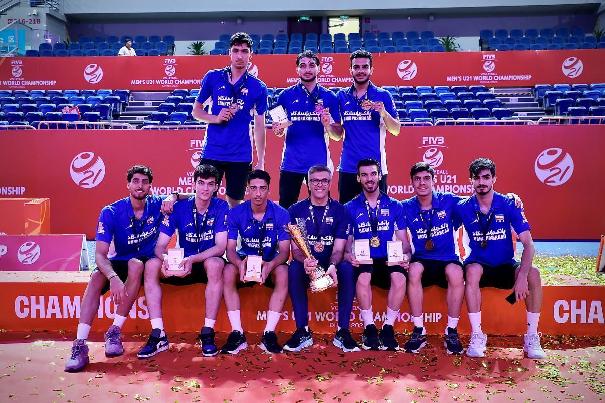 قهرمانان بازی های المپیک شامل نفرات اول تا سوم و قهرمانان اول تا سوم مسابقات قهرمانی جهان و نفرات اول تا سوم بازی های آسیایی در رشته های تحت پوشش کمیته بین المللی المپیک و مقام های اول تا سوم مسابقات جهانی فوتبال، بسکتبال و والیبال با معرفی وزارت ورزش وجوانان با موافقت ستادکل نیروهای مسلح پس از طی دوره آموزش نظامی در نیروهای مسلح از انجام خدمت دوره ضرورت معاف می باشند.