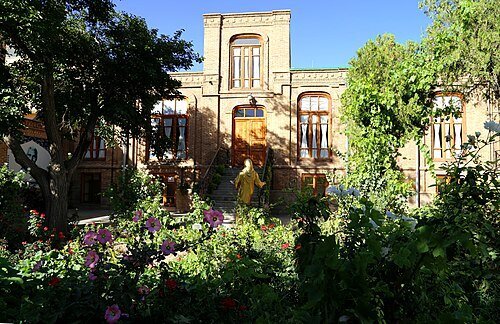 پروین اعتصامی: ثمره خانهای که مهر و دانایی در آن جاری بود خانه پروین