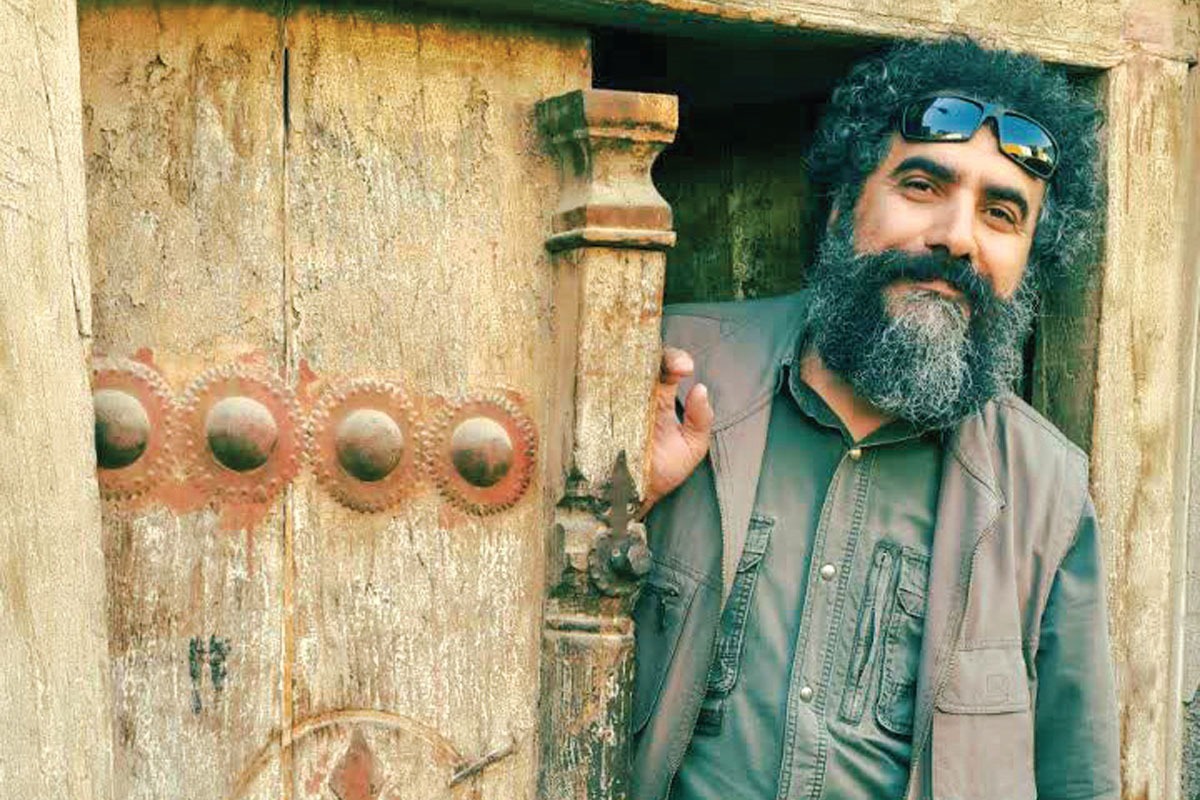 هویت شهری، مجموعه‌ای از ویژگی‌ها و عناصری است که هر شهر و مردم آن را از دیگر شهر‌ها متمایز می‌کند و شامل ابعاد مختلفی، چون تاریخ، فرهنگ، معماری، فضا‌های عمومی و روابط اجتماعی است.