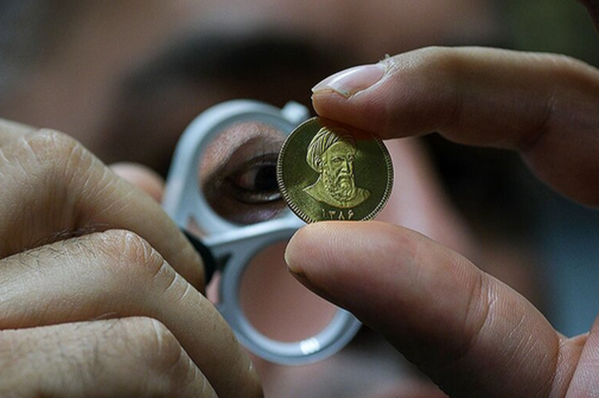 سامانه پیش‌فروش سکه بانک مرکزی دچار اختلال شد. در پی استقبال گسترده، مرکز مبادله زمان ثبت سفارش را تا ساعت ۱۴ روز سه‌شنبه، ۱۸ شهریور، تمدید کرد و به خریداران تضمین داد که در صورت واریز وجه، بدون استثنا سکه دریافت خواهند کرد.