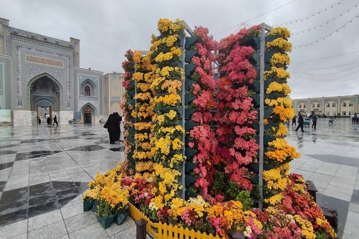 گل آرایی و نصب کتیبه در حرم مطهر امام رضا(ع) در آستانه میلاد حضرت محمد(ص)