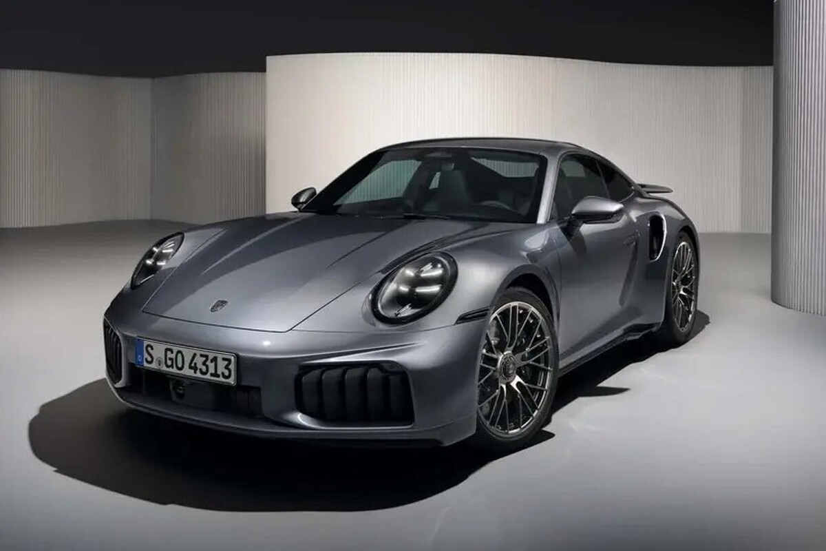 نسخه ۲۰۲۶ کوپه ورزشی پورشه ۹۱۱ توربو اس رونمایی شد و تغییر در فرم سپر‌های جلو و عقب، بهبود قدرت موتور در کنار تغییراتی در کابین و یک دست رینگ جدید و تعدادی رنگ جذاب از مهمترین تحولات این نسخه است.