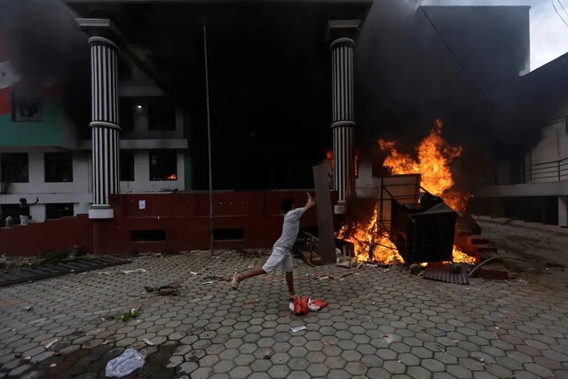 آخرین اخبار از ناآرامی های نپال؛ رسانه های محلی مدعی سقوط دولت شدند + عکس و فیلم آخرین اخبار از ناآرامی های نپال؛ رسانه های محلی مدعی سقوط دولت شدند + عکس و فیلم