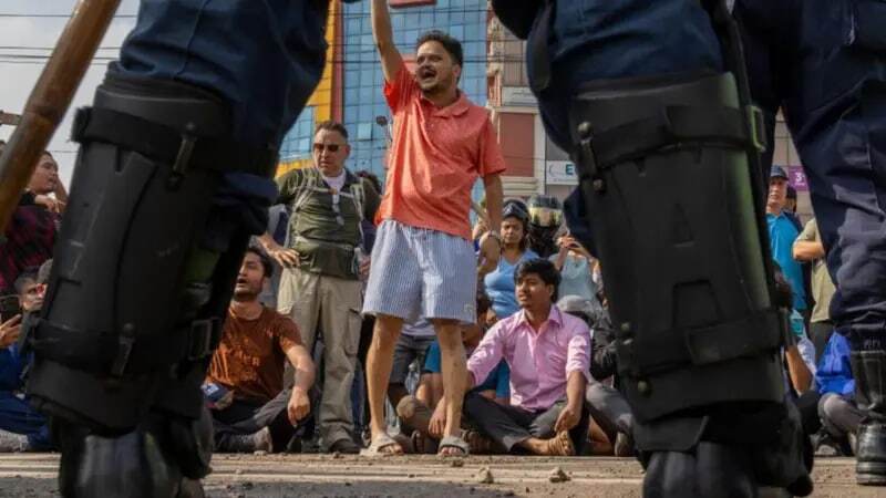 آخرین اخبار از ناآرامی های نپال؛ رسانه های محلی مدعی سقوط دولت شدند + عکس و فیلم آخرین اخبار از ناآرامی های نپال؛ رسانه های محلی مدعی سقوط دولت شدند + عکس و فیلم