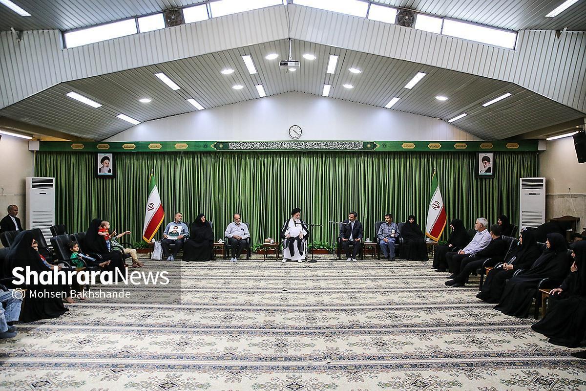 نماینده ولی‌فقیه در خراسان رضوی، با تأکید بر جایگاه والای شهدای هوافضا گفت: این شهیدان نخبه و مؤمن، مایه افتخار ملت ایران‌اند و چنان عظمتی در راه دفاع از میهن و انقلاب آفریده‌اند که حتی مخالفان نظام نیز دربرابر مقام و منزلت آنان سر تعظیم فرود می‌آورند.