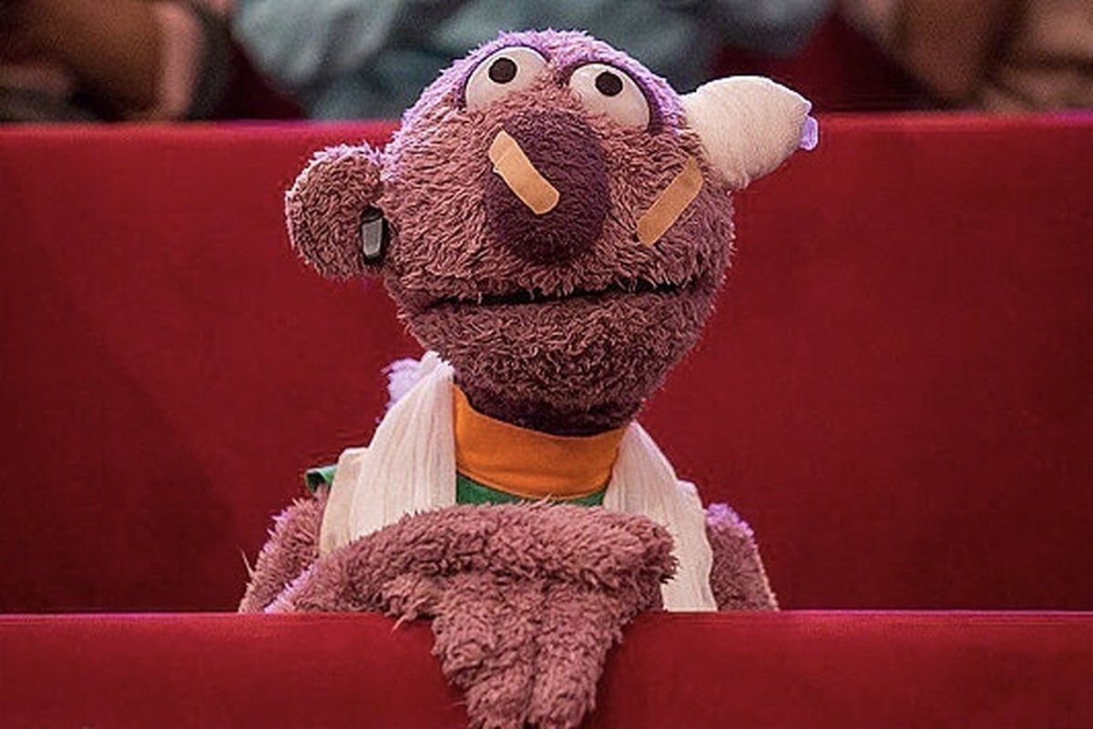 در یکی از برنامه‌های «۱۰۰۱»، جناب‌خان در گفت‌وگو با دکتر مصطفی ده‌مرده‌ای، به مشکلات بیماران سوانح سوختگی و خانواده‌هایشان در درمان اشاره کرد و در ادامه، سه درخواست از شورای عالی انقلاب فرهنگی، رئیس‌جمهور و وزیر آموزش و پرورش مطرح کرد.