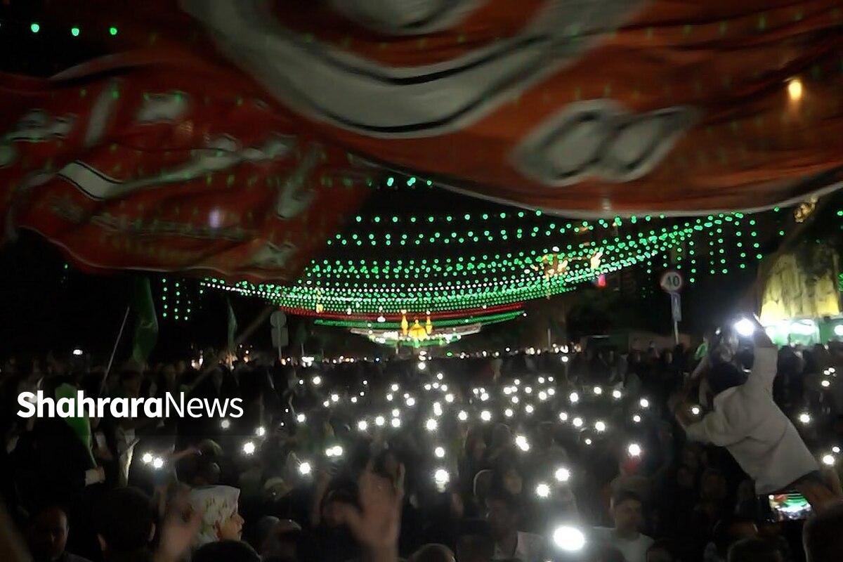 از عصر امروز، خیابان امام رضا(ع) یکسره به عرصه حضور هزاران زائر و مجاوری تبدیل شده که ندای «لبیک یا محمد(ص)»، هنرمندانه‌ترین اجرای آن‌ها در پیشگاه امام رئوف(ع) است.