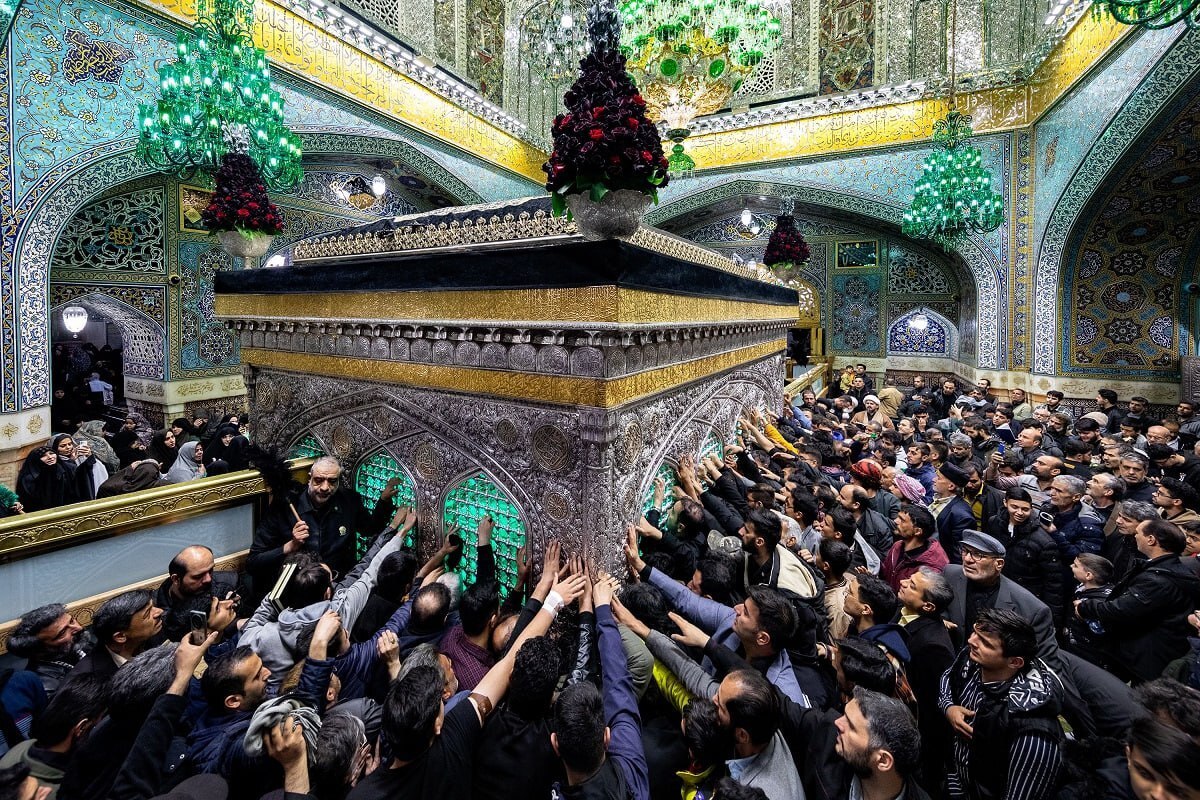 از ساعات آغازین صبح امروز، در خیابان‌های منتهی به حرم مطهر رضوی، میلیون‌ها زائر سیاه‌پوش در سوگ شهادت امام‌رضا(ع) درحال عزاداری هستند و هیئاتی از شهر‌های مختلف، آیین‌های سوگواری اصیل و محلی را برپا می‌کنند. این گزارش، روایتی از تجدیدبیعت ملت با ولی‌نعمت ایران است.