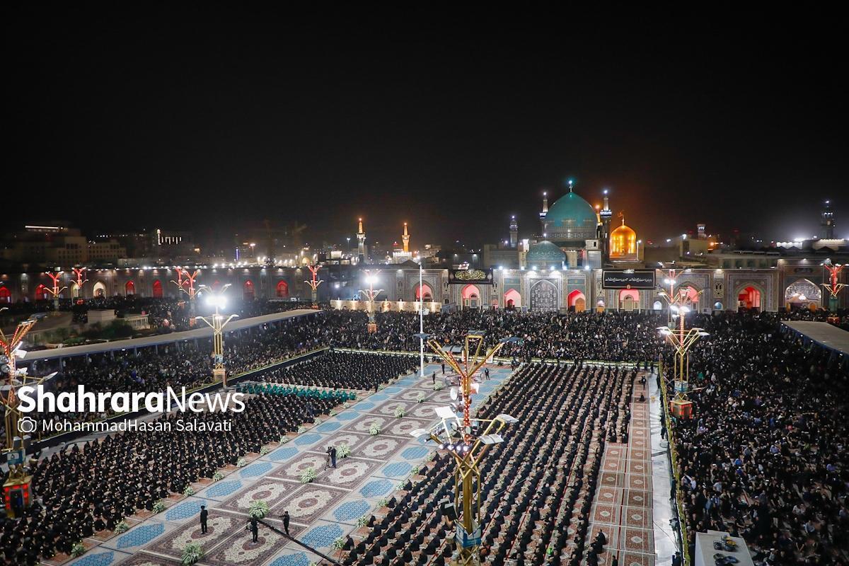 با فرارسیدن دهه پایانی ماه صفر، مشهدالرضا(ع) رخت عزا بر تن می‌کند و میلیون‌ها زائر و مجاور از سراسر ایران و جهان، خود را به حریم قدسی رضوی می‌رسانند تا در آستانه سالروز شهادت امام‌رئوف(ع)، اوج دلدادگی و ارادت خود را به نمایش بگذارند. شهری که نبضش با نام رضا می‌زند، این روز‌ها میزبان دل‌هایی است که در حسرت وصال، جاده‌ها را درنوردیده‌اند تا در پناه شمس‌الشموس، آرام گیرند.