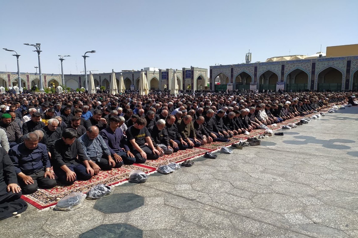 زائران و مجاوران حرم مطهر رضوی امروز دوم شهریور ماه و در ظهر روز شهادت امام رضا (ع) نماز ظهر اقامه کردند.