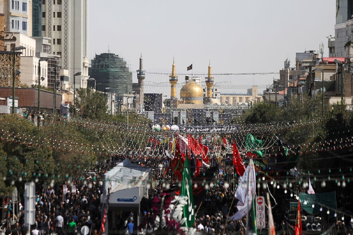 در روز شهادت امام هشتم شیعیان، خیابان امام رضا(ع) مشهدمقدس؛ شاهد حضور انبوه عزادارانی بود که با اشک و نوحه، عشق و ارادت خود را به امام(ع) به نمایش گذاشتند.