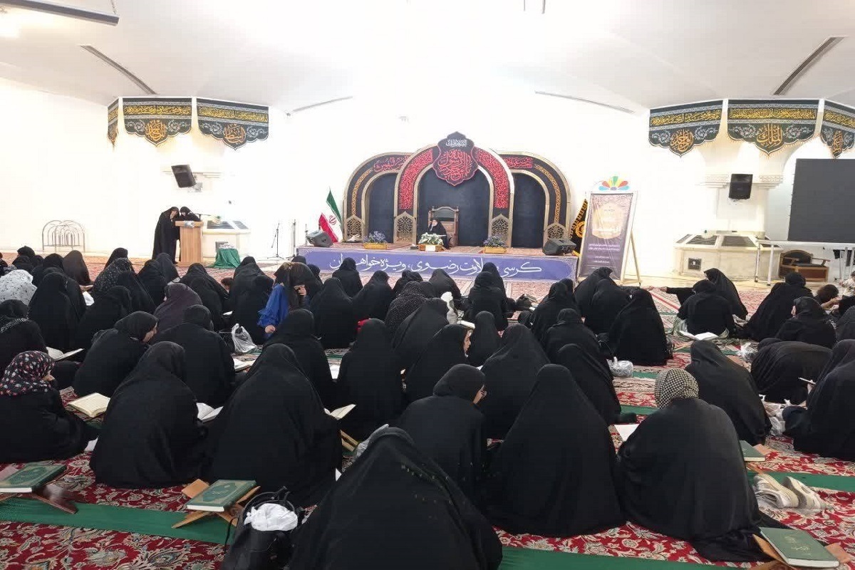 عرض ارادت بانوان رضوی به محضر امام رضا(ع) با برپایی محفل قرآنی
