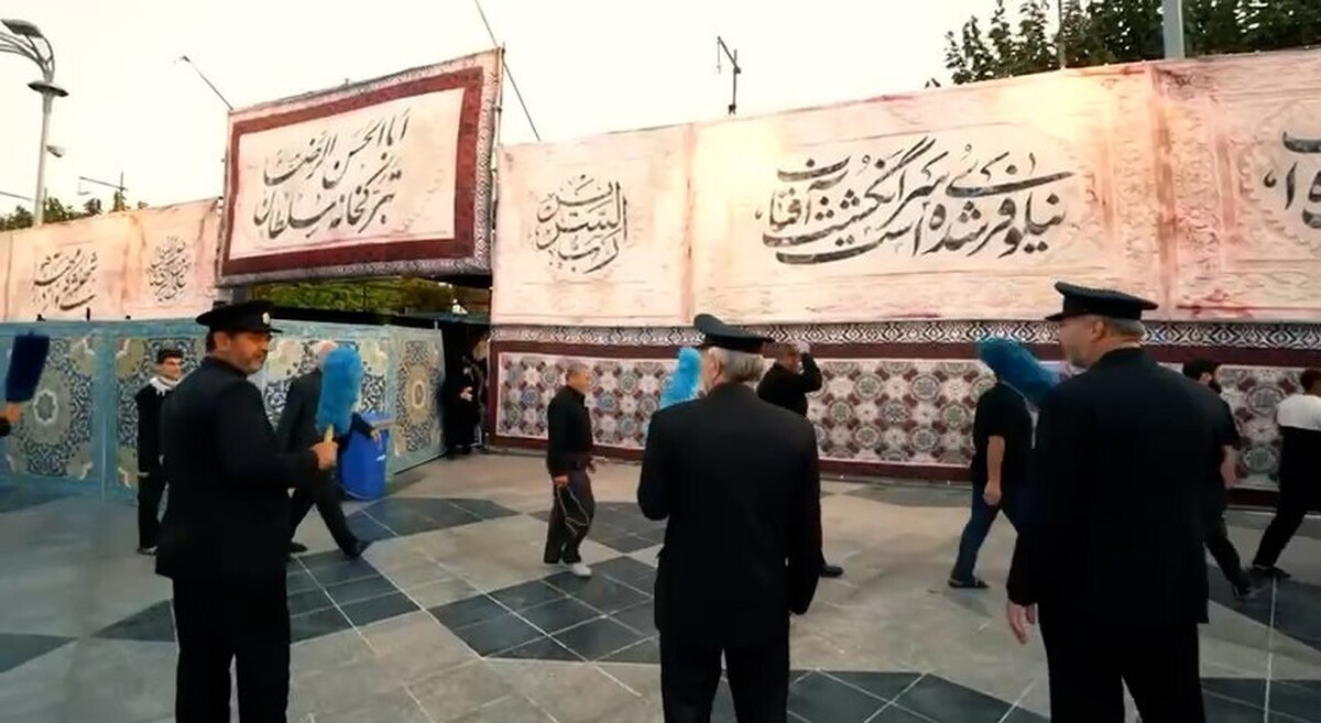 اینجا «تبرکخانه سلطان اباالحسن الرضا علیه‌السلام» است؛ جایی که رزق آسمانی، رنگ و بوی رضوی گرفته. زائران، پس از زیارت شمس‌الشموس، دل و جانشان را سر سفره‌ای می‌نشانند که به نام او گسترده است.
در میان خیل عاشقان، زائری که برای نخستین‌بار طعام حضرتی را چشیده، با شوقی وصف‌ناپذیر می‌گوید: «سال‌ها آرزو داشتم سهمی از این سفره داشته باشم... انشالله تا ظهور حضرت این تبرکخانه پابرجا باشه.»
اینجا، نان طعم کرامت دارد و آب، رنگ معرفت. تبرکخانه امام، نه فقط دهان که دل را سیراب می‌کند