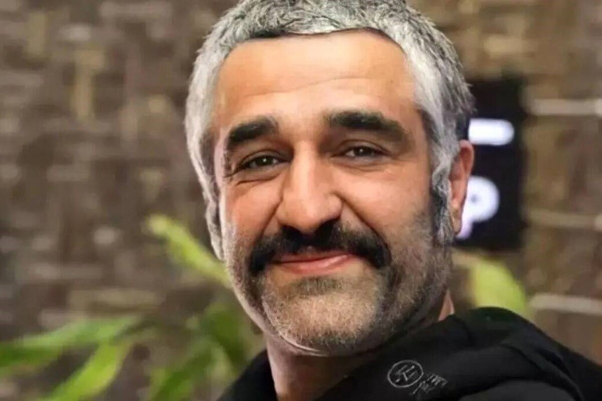 مسعود ده‌نمکی پس از هفت سال دوباره به سینما بازمی‌گردد. او این بار با اسپین‌آف «اخراجی‌ها» و حضور پژمان جمشیدی در نقش اصلی قصد دارد تجربه‌ای تازه برای مخاطبان رقم بزند.