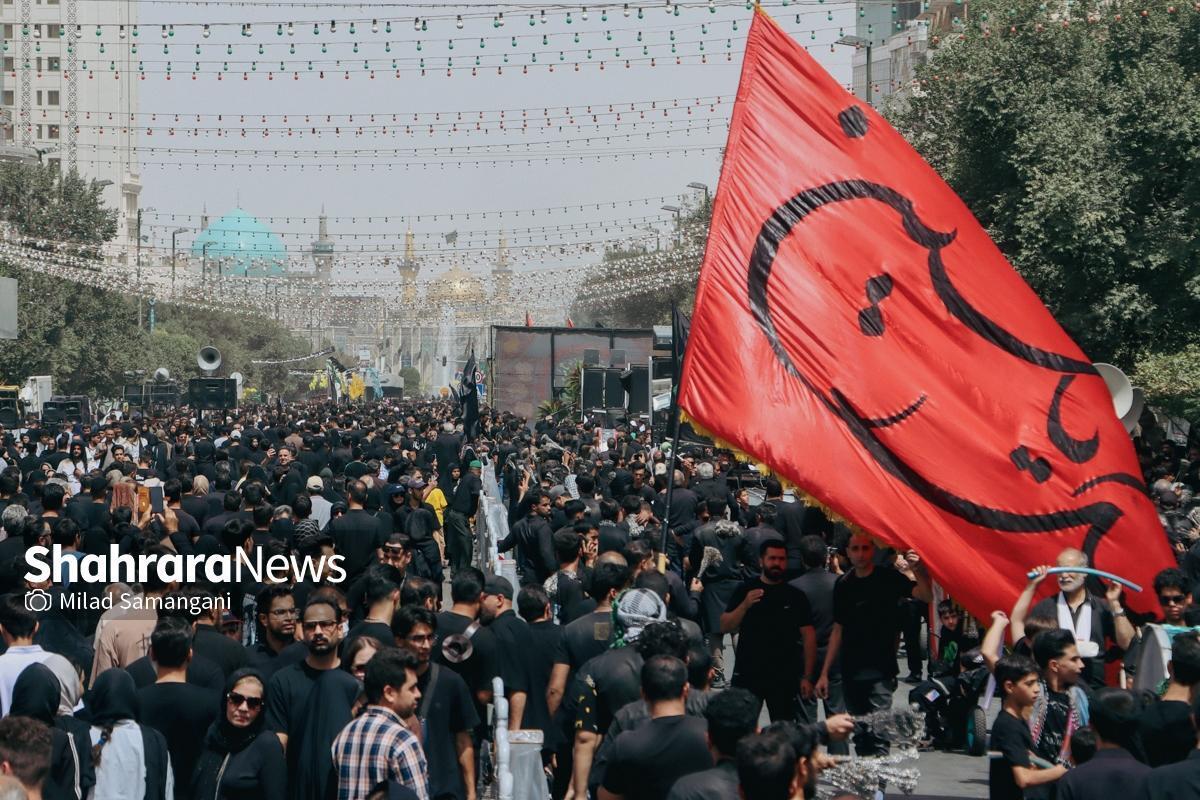 خیابان‌های منتهی به حرم مطهر رضوی در سالروز شهادت حضرت رضا(ع)، مملو از حضور ارادتمندان به خاندان عصمت و طهارت است که برای عرض ادب و ارادت به آن امام همام، به سوی حرم مطهر در حرکت هستند.