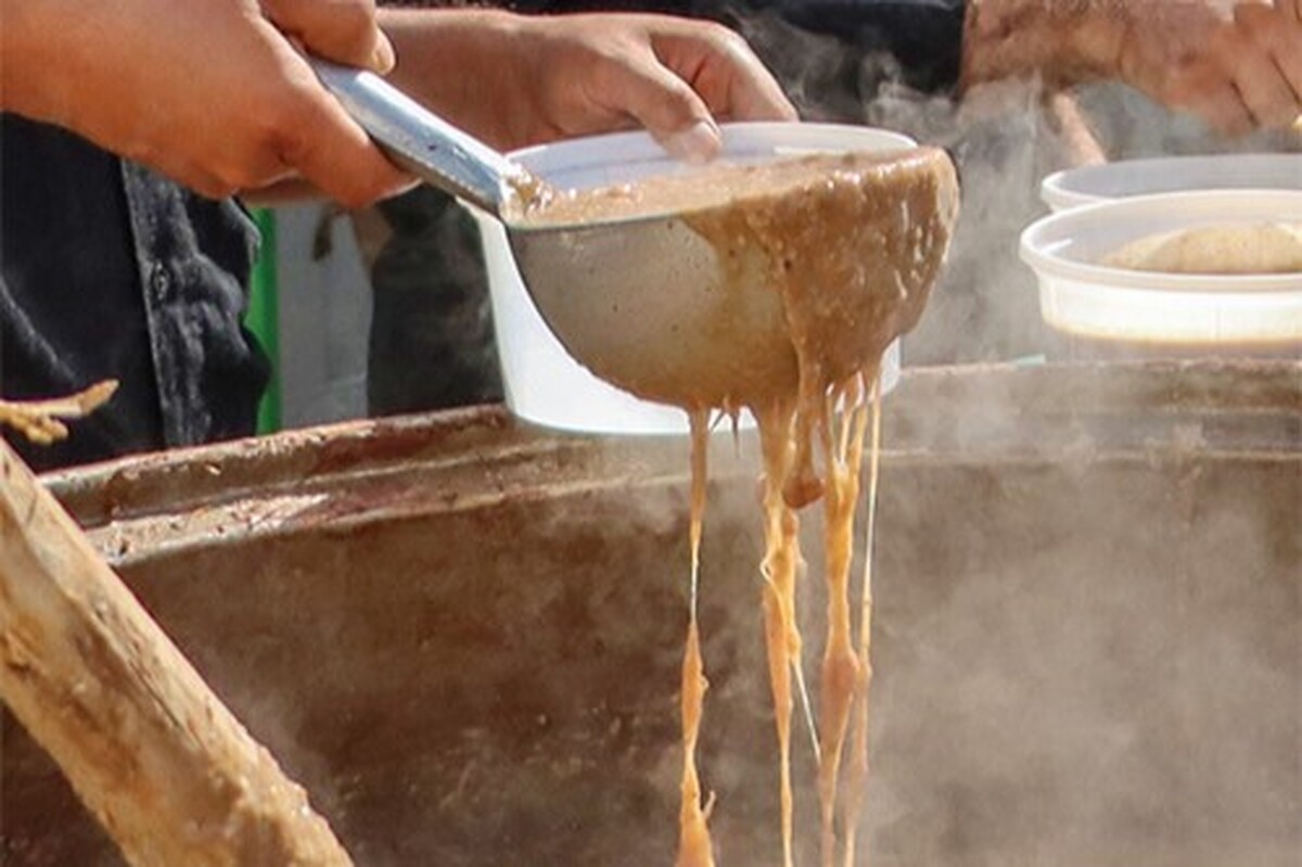 موسسه جوانان آستان قدس رضوی با همت جوانان و نوجوانان مشهدی ۸۸۸۸ پرس شله مشهدی را در روز شهادت امام رضا(ع) بین زائران و مجاوران توزیع کرد.