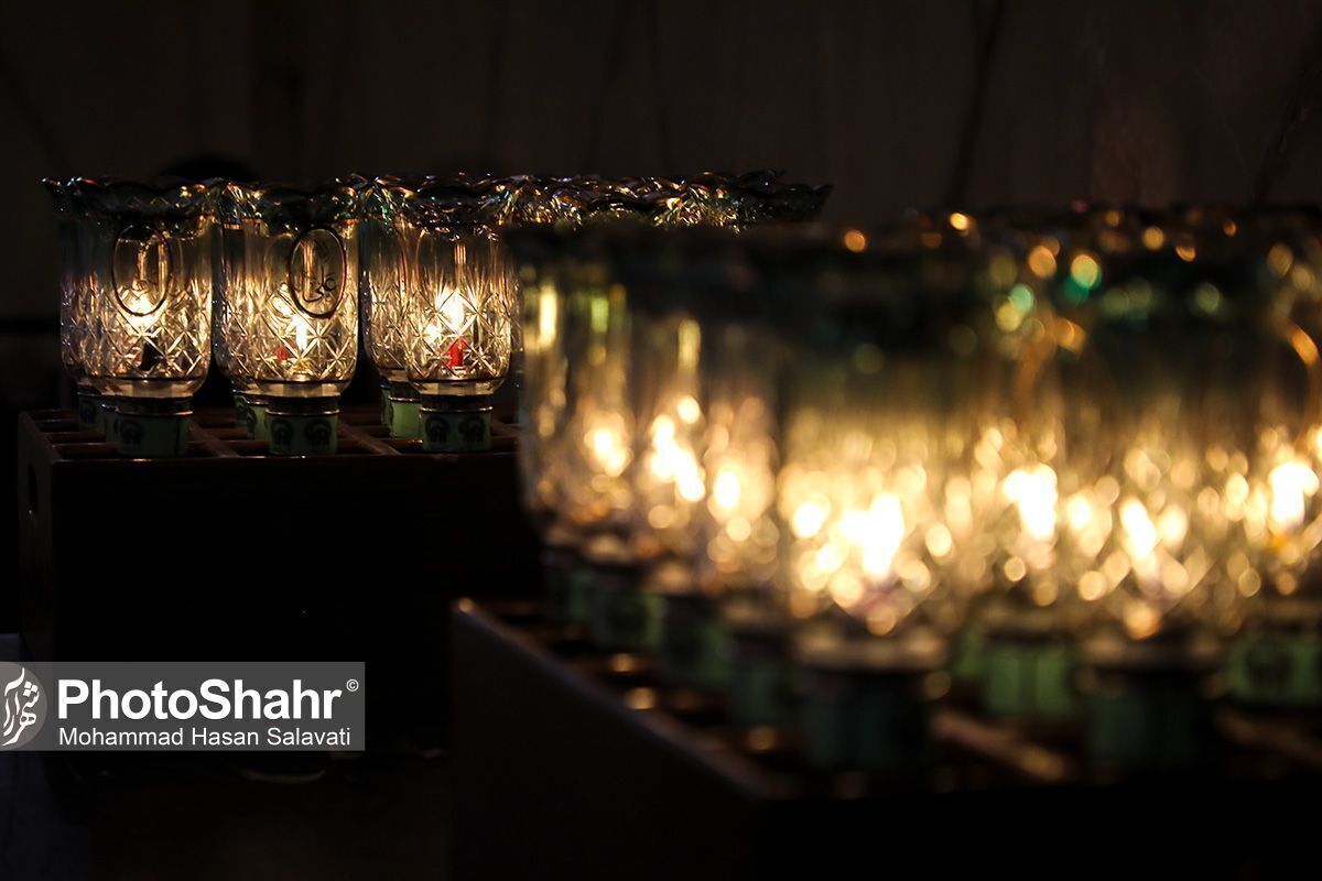 زائران همراه با خادمان حرم مطهر رضوی در شب شام غریبان بنا به یک آئین قدیمی از تقاطع نواب و شارستان به سمت صحن انقلاب شمع در دست، «یا رضا»گویان سوگواری کردند.