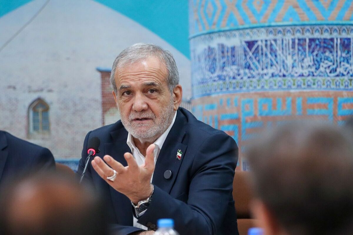 رئیس‌جمهور گفت: دولت زیادی بزرگ شده است، درآمد ندارد و لذا تمام درآمد را صرف بزرگ شدن خود می‌کند، پول کم می‌آورد، پول چاپ می‌کند و تورم ایجاد می‌کند.