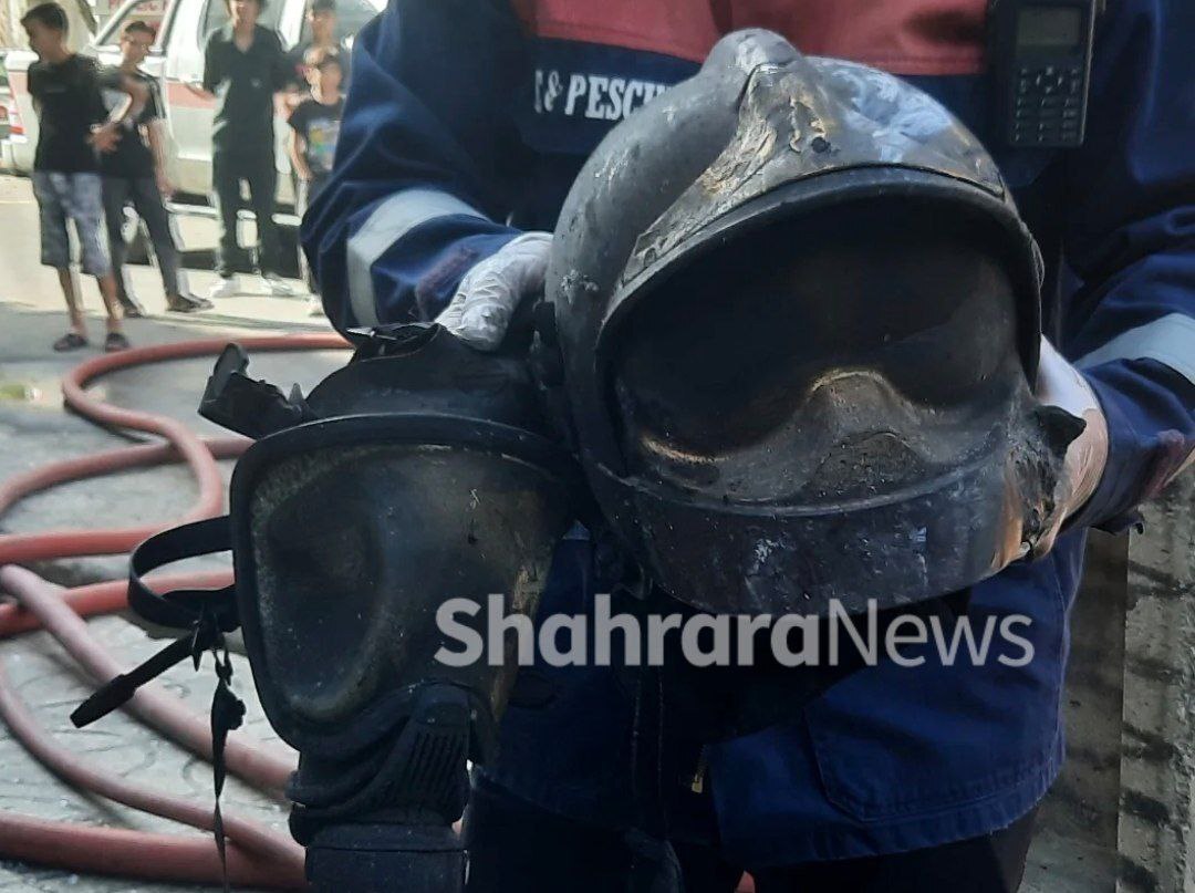جزئیاتی تازه از عملیات اطفای حریق کارگاه مبل در مشهد و شهادت یکی از آتشنشانها (۲۱ شهریور ۱۴۰۴) کلاه ایمنی و ماسک شهید آتش نشان رضا فخریان