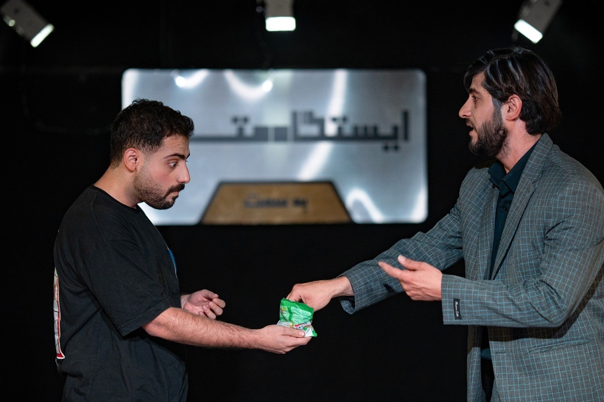 «ایستگاه مترو» روایت دیدار دوباره دو جوان است که میان طنز و تلخی، گذشته و فاصله‌هایشان را رو می‌کنند.